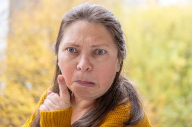 Menopozlu kadın yüksek tansiyon, yüksek tansiyon, hipertansiyon krizi, hormonal dengesizlik, dolaşım sistemi, şiddetli migren, kardiyovasküler sağlık 