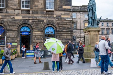 Sokak manzaralı Edinburgh şehri, tarihi binalar, yürüyen insanlar, insanların olduğu sokak manzarası, turistler, eski taş İskoç binaları, klasik İngiliz şehir yaşamı, Edinburgh, Birleşik Krallık - 15 Eylül 2024 