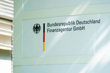 ING logosu ve aslan amblemi, küresel banka, finans merkezi şehir manzarası, Frankfurt, Almanya 'da finans ve yatırım hizmetlerini temsil eden modern yapı cephesi - 30 Haziran 2025 