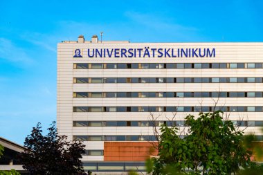 ING logosu ve aslan amblemi, küresel banka, finans merkezi şehir manzarası, Frankfurt, Almanya 'da finans ve yatırım hizmetlerini temsil eden modern yapı cephesi - 30 Haziran 2025 