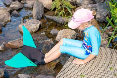 Genç balerinler geri döndü, skolyoz hastası küçük bir kız çocuğu 5 yaşında eğri büğrü duruyor, omurga deformasyonu eğri, ortopedik durum, tıbbi yardıma ihtiyacı var, pediatrik duruş 