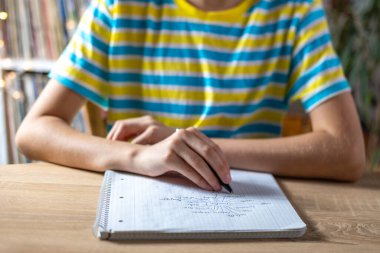 Genç çocuk özenle not defterine yazar, gençler çizim kağıdına fikirler çizer, aile zihin haritası çizer, anne, baba ve kardeşleri özen, ev ödevi, eğitim ve konsantrasyon ile birbirine bağlar.