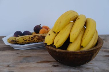 Taze ve olgunlaşmış muzların yanında olgun muzlar, taze ve olgun kontrastlar, sağlıklı yiyecekler, doğal süreç, gıda atığı kavramı, organik beslenme.