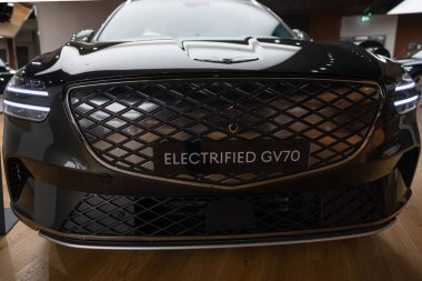 elektrik Hyundai Genesis GV70 logosu, popüler Koreli yolcu aracı sergi salonunda elektrikli cip, yenilikçi teknoloji, High Tech Technology, Londra 'da otomotiv endüstrisi - 24 Ekim 2024