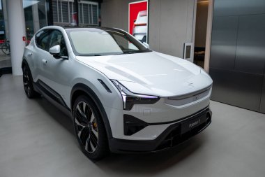 Yeni beyaz Polestar 2 elektrikli araba, modern sergi odası, tasarlanmış Volvo yan kuruluşu, çevre dostu araç, otomotiv endüstrisi, gelişmiş teknoloji, Frankfurt - 3 Şubat 2025