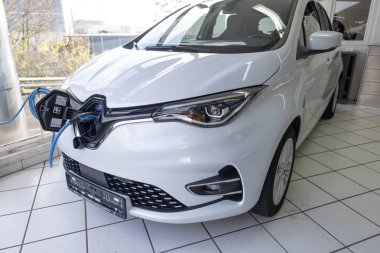 Galeride elektrik yüklü araba, sürdürülebilirlik ve ulaşılabilirlik EV altyapısı, otomotiv teknolojisi, çevre dostu ulaşım, sürdürülebilir hareket, Frankfurt - 23 Aralık 2023