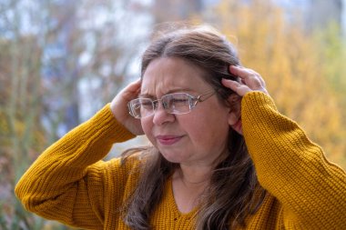 Orta yaşlı kadın şiddetli baş ağrısı, baş ağrısı, tehlike nöbeti, menopoz sırasında sıcak çarpmalar, hafıza ve konsantrasyon azalması, gergin, olgun kadın kafası, kendini yorgun hissetmesi.