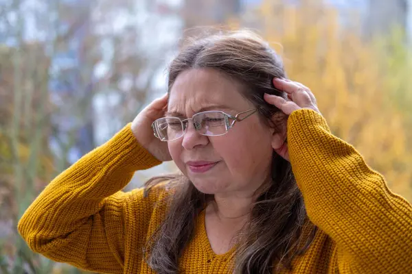 Orta yaşlı kadın şiddetli baş ağrısı, baş ağrısı, tehlike nöbeti, menopoz sırasında sıcak çarpmalar, hafıza ve konsantrasyon azalması, gergin, olgun kadın kafası, kendini yorgun hissetmesi.