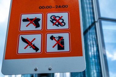 Silah yasağı, Kamu Güvenliği Yönetmeliği, güvenli ve kontrollü ortam, kısıtlı eşyalar, kamu veya özel mekanlarda yaygın, hukuki kısıtlamalar