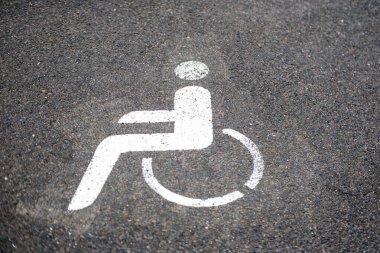 Oklu ve engelli sembollü park yeri tabelası, yol kenarı tabelası, erişilebilirlik, kentsel altyapı, erişilebilirlik ve kentsel planlama, engelliler için destek ve erzaklara işaret ediyor