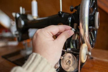 Antika siyah dikiş makinesi detayı, retro işçilik, eski teknoloji, mekanik parçalar, tarihi nesne, dikiş ve terzilik, karmaşık mekanizmalar vintage teknoloji
