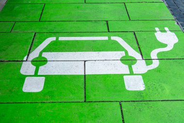 EV şarj istasyonu otoparkı, yeşil kamusal alan, elektrikli araç altyapısı, yeşil ulaşım, çevre dostu, park alanı, elektrik hareketliliği, sıfır emisyon, alternatif enerji,