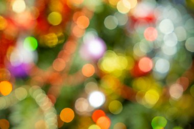 Bulanık renkli Noel ağacı süslemeleri, süslemeleri, bulanık arka plan, huzurlu Noel anları, çelenklerle Bokeh etkisi, nostaljik tatil geçmişi.