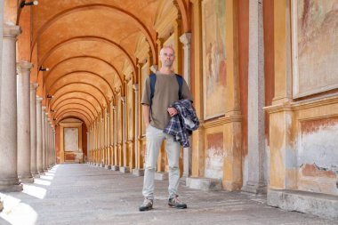 Doğada huzurlu bir anın tadını çıkaran bir adam sonbaharda günlük kıyafetlerini giyer, doğa düzeninde modaya uygun erkek modeller, kırsal alanda yürüyüş veya yürüyüş yapar, modern yaşam tarzı portreleri çizer. 