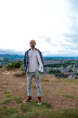 Doğada huzurlu bir anın tadını çıkaran bir adam sonbaharda günlük kıyafetlerini giyer, doğa düzeninde modaya uygun erkek modeller, kırsal alanda yürüyüş veya yürüyüş yapar, modern yaşam tarzı portreleri çizer. 