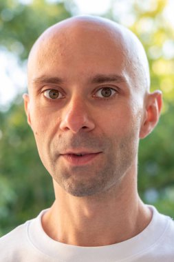 Doğada huzurlu bir anın tadını çıkaran bir adam sonbaharda günlük kıyafetlerini giyer, doğa düzeninde modaya uygun erkek modeller, kırsal alanda yürüyüş veya yürüyüş yapar, modern yaşam tarzı portreleri çizer. 