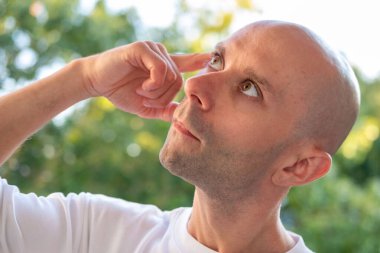 Doğada huzurlu bir anın tadını çıkaran bir adam sonbaharda günlük kıyafetlerini giyer, doğa düzeninde modaya uygun erkek modeller, kırsal alanda yürüyüş veya yürüyüş yapar, modern yaşam tarzı portreleri çizer. 