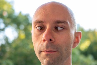 Doğada huzurlu bir anın tadını çıkaran bir adam sonbaharda günlük kıyafetlerini giyer, doğa düzeninde modaya uygun erkek modeller, kırsal alanda yürüyüş veya yürüyüş yapar, modern yaşam tarzı portreleri çizer. 