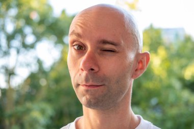 Doğada huzurlu bir anın tadını çıkaran bir adam sonbaharda günlük kıyafetlerini giyer, doğa düzeninde modaya uygun erkek modeller, kırsal alanda yürüyüş veya yürüyüş yapar, modern yaşam tarzı portreleri çizer. 