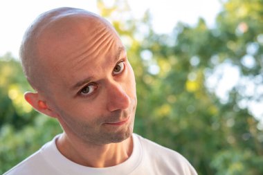 Doğada huzurlu bir anın tadını çıkaran bir adam sonbaharda günlük kıyafetlerini giyer, doğa düzeninde modaya uygun erkek modeller, kırsal alanda yürüyüş veya yürüyüş yapar, modern yaşam tarzı portreleri çizer. 