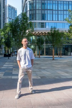 Doğada huzurlu bir anın tadını çıkaran bir adam sonbaharda günlük kıyafetlerini giyer, doğa düzeninde modaya uygun erkek modeller, kırsal alanda yürüyüş veya yürüyüş yapar, modern yaşam tarzı portreleri çizer. 