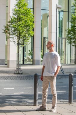 Doğada huzurlu bir anın tadını çıkaran bir adam sonbaharda günlük kıyafetlerini giyer, doğa düzeninde modaya uygun erkek modeller, kırsal alanda yürüyüş veya yürüyüş yapar, modern yaşam tarzı portreleri çizer. 