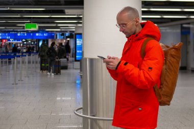 Doğada huzurlu bir anın tadını çıkaran bir adam sonbaharda günlük kıyafetlerini giyer, doğa düzeninde modaya uygun erkek modeller, kırsal alanda yürüyüş veya yürüyüş yapar, modern yaşam tarzı portreleri çizer. 