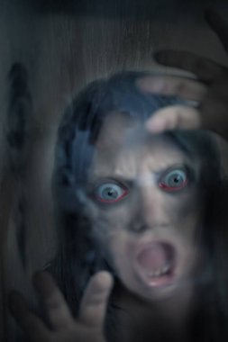 Şok olmuş, şaşırmış olgun bir kadın akıllı telefonunu tutar ve geniş gözleriyle duygusal tepki verir, şok içinde ekrana bakar. Beklenmedik haberlere duygusal tepki, virüs içeriği, beklenmedik online olay 