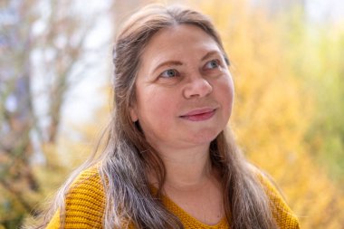 Şok olmuş, şaşırmış olgun bir kadın akıllı telefonunu tutar ve geniş gözleriyle duygusal tepki verir, şok içinde ekrana bakar. Beklenmedik haberlere duygusal tepki, virüs içeriği, beklenmedik online olay 