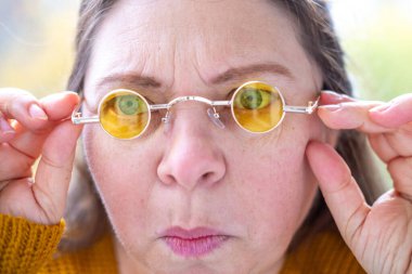 Kozmetik tedaviden önce ve sonra kadın, çift çene aldırma, yaşlanan cilt bakımı, doğal ışık, yakın çekim yüz profili, olgun güzellik, yaşlanma karşıtı karşılaştırma, dönüşüm kadın çene hattı 