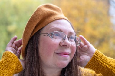 Kozmetik tedaviden önce ve sonra kadın, çift çene aldırma, yaşlanan cilt bakımı, doğal ışık, yakın çekim yüz profili, olgun güzellik, yaşlanma karşıtı karşılaştırma, dönüşüm kadın çene hattı 