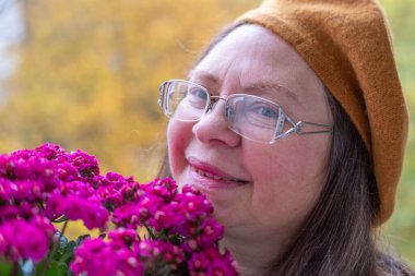 Kozmetik tedaviden önce ve sonra kadın, çift çene aldırma, yaşlanan cilt bakımı, doğal ışık, yakın çekim yüz profili, olgun güzellik, yaşlanma karşıtı karşılaştırma, dönüşüm kadın çene hattı 