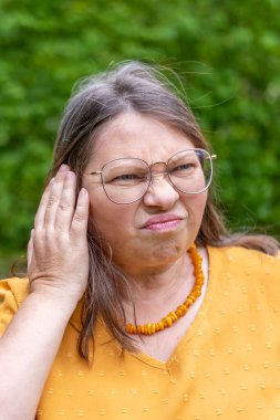 Kozmetik tedaviden önce ve sonra kadın, çift çene aldırma, yaşlanan cilt bakımı, doğal ışık, yakın çekim yüz profili, olgun güzellik, yaşlanma karşıtı karşılaştırma, dönüşüm kadın çene hattı 