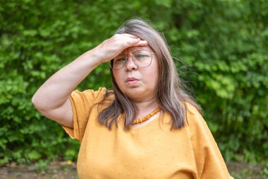 Kozmetik tedaviden önce ve sonra kadın, çift çene aldırma, yaşlanan cilt bakımı, doğal ışık, yakın çekim yüz profili, olgun güzellik, yaşlanma karşıtı karşılaştırma, dönüşüm kadın çene hattı 