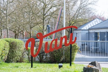 Yetişkinlerin elinde nadir bulunan holografik poker kartı, yetişkinler için hobi, özel koleksiyon parçası, çocukluk nostalji hobileri, Oyun ve Hayran Eğlencesi, Frankfurt - 30 Mayıs 2025 