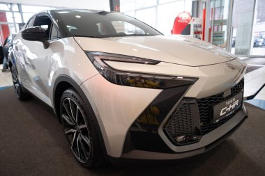 Yeni Beyaz Toyota C-HR hibrit sergileniyor, modern şehir otomotiv tasarımı, teknolojik gelişmeler otomotiv endüstrisi, çevre aracı, Frankfurt, Almanya - 13 Aralık 2023