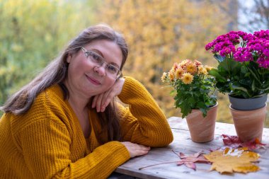 çiçek hediyesi, sonbaharın nazik kucaklaması, bir kadının dingin anı, sonbaharın özü, canlı paskalya sezonuyla zarif bir bağ, muhtemelen alerji yapıyor.