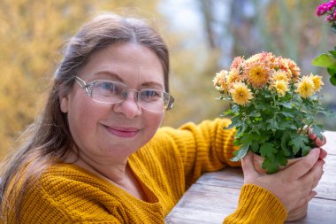 Renkli çiçeklerin arasındaki düşünceli bakışlar alerjik reaksiyon korkusu, sonbahar bahçesi, dingin bir çiçek ruhu, canlı mevsimin güzelliğini kutlamak.