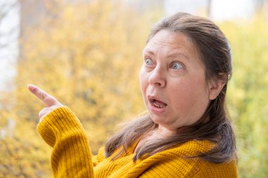 Şokta olan orta yaşlı bir kadın, ağzı açık ve gözleri açık, saf duygu sürprizi ve inançsız beklenmedik haberleri yakalıyor, olgun bir kadın şaşkınlık ve şokla tepki veriyor. Duygusal Portre