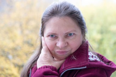 Yakın plan olgun kadın 50 yaşında, insan boynu, yerçekimsel ptosis, çift sarkık çene, Yaşlanma ve Yüz Görünümü, yaşla ilgili deri değişiklikleri, kozmetik yaşlanmayı önleme prosedürleri, cilt sıkılaştırma