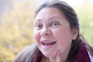 Yakın plan olgun kadın 50 yaşında, insan boynu, yerçekimsel ptosis, çift sarkık çene, Yaşlanma ve Yüz Görünümü, yaşla ilgili deri değişiklikleri, kozmetik yaşlanmayı önleme prosedürleri, cilt sıkılaştırma