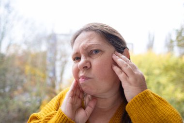 Acı çeken kadın çene, diş ağrısı, ağrılı diş ağrısı, diş ağrısı, sakız şişmesi, endişeli ifade, dişçi anksiyetesi, ağız sağlığı sorunu, diş iltihabı, sağlık sorunu, acil bakım gereksinimi