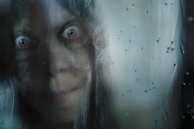 Ürkütücü bulanık yüz, ıslak camın arkasında çığlık atan korkunç kadın, panik ve korku, şiddet, kabuslar, cadılar bayramı, yoğun korku, tuzak ya da zihinsel acı, gizemli psikolojik gerilim