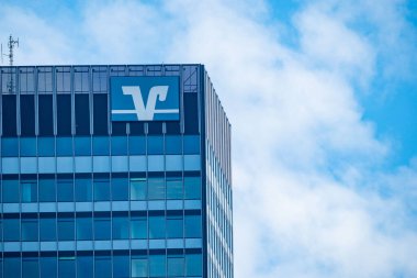 Modern Volksbank tabelası cam cephe gökdelen ofis binasına karşı mavi gökyüzü, yüksek katlı cam cephe, küresel ekonomi, Almanya 'da profesyonel finans hizmetleri, Frankfurt - 9 Şubat 2025