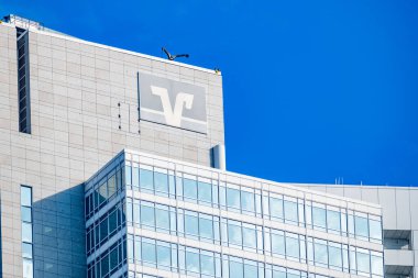 Modern Volksbank tabelası cam cephe gökdelen ofis binasına karşı mavi gökyüzü, yüksek katlı cam cephe, küresel ekonomi, Almanya 'da profesyonel finans hizmetleri, Frankfurt - 9 Şubat 2025