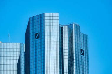 Modern Deutsche Bank gökdelen binası açık mavi gökyüzü, yüksek camlı cephe, küresel ekonomi, Almanya 'da profesyonel finans hizmetleri, Frankfurt - 9 Şubat 2025