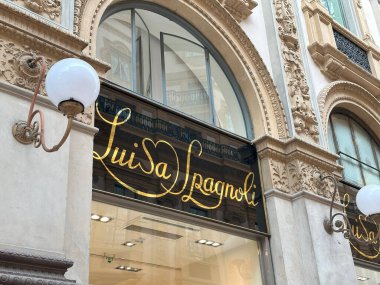 Lüks butik, Luisa Spagnoli butiği Milan, lüks moda, İtalyan zarafeti, moda mağazası alışverişi, Avrupa moda merkezi, klasik mimari, tasarımcı kıyafeti, Milan, İtalya - 21 Mayıs 2025