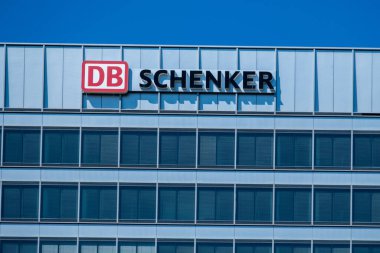 DB Schenker Danimarkalı lojistik şirketi DSV, Alman demiryolu operatörü Deutsche Bahn, çok katlı modern bina, Frankfurt am Main, Almanya 'da uluslararası iletişim - 11 Ağustos 2025