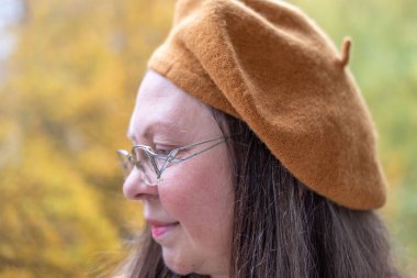 Kuşkucu olgun kadın açık havada, kadın yüzü hayal kırıklığını, şüpheciliği ve duygusal acıyı gösteriyor. Yakın plan, hayal kırıklığını ve şüpheyi gergin bir pozla ifade eden kadın modeli. 