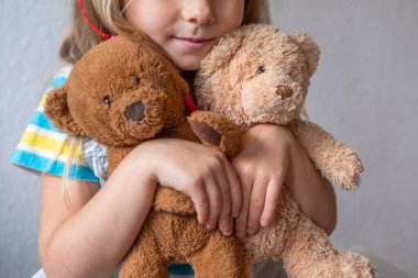 Çocuk, mutlu tatlı kız oyuncakta teselli bulur, ilk yıllar, oyuncak arkadaş, çocukluk psikolojisi, derin duygusal bağ, en sevdiği doldurulmuş hayvanı kucaklamak, sırları paylaşmak, çocukluk anı, duygusal destek